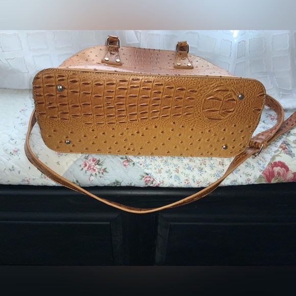 Alligator Textured Handbag - Picture 3 of 12
